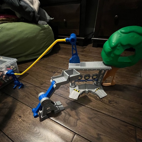 Paw Patrol Chase’s Deluxe Vehicle and Rescue Center Playset - Picture 8 of 14